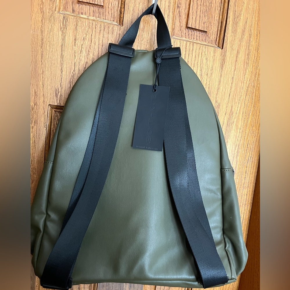 Backpack - Picture 2 of 6